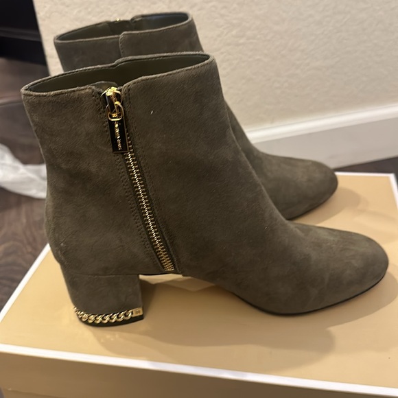 Michael Kors Suede Olive Ankle Boots Size 6. Brand New w/ Box - Picture 3 of 4